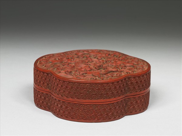 剔紅天馬紋海棠式盒