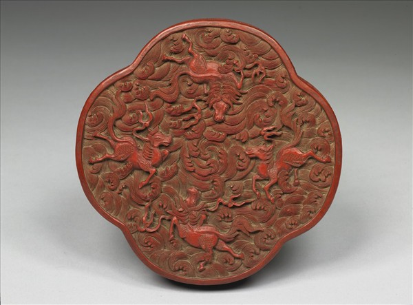 剔紅天馬紋海棠式盒