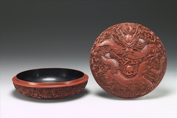 剔紅雲龍紋圓盒