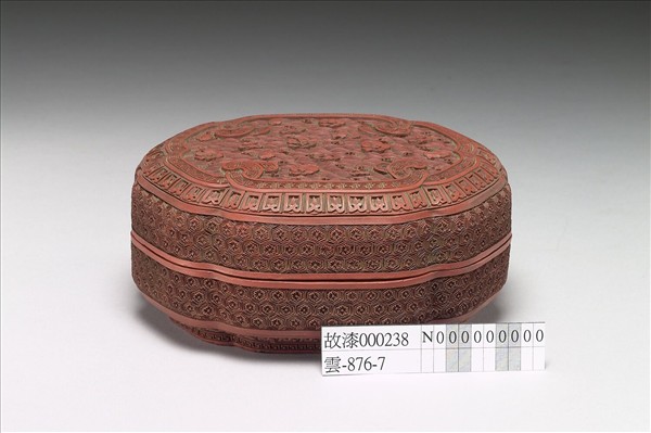 剔紅梅花水波紋六瓣式盒