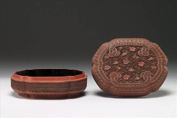 剔紅梅花水波紋六瓣式盒