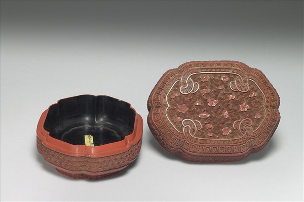 剔紅梅花水波紋六瓣式盒