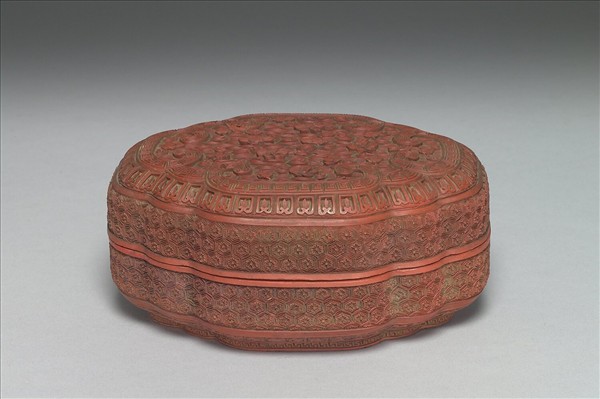 剔紅梅花水波紋八瓣式盒