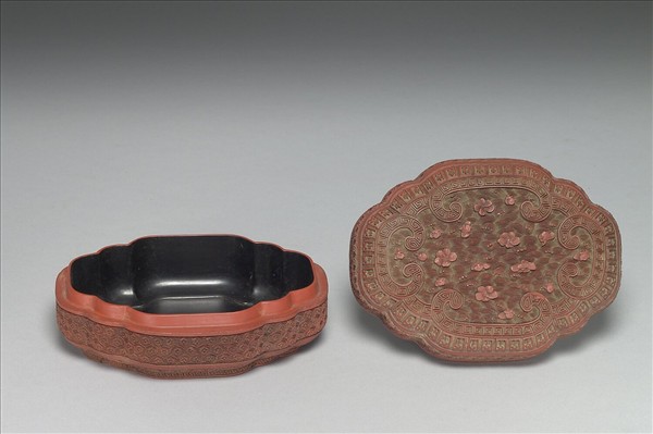 剔紅梅花水波紋八瓣式盒