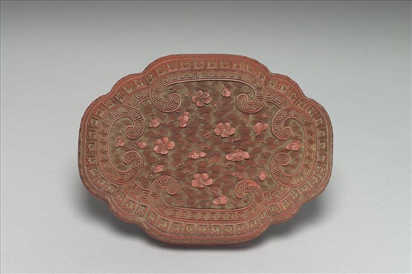 剔紅梅花水波紋八瓣式盒