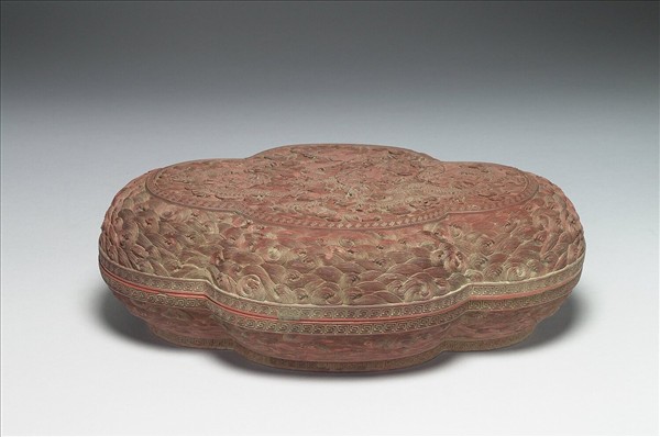剔紅雲龍紋海棠式盒