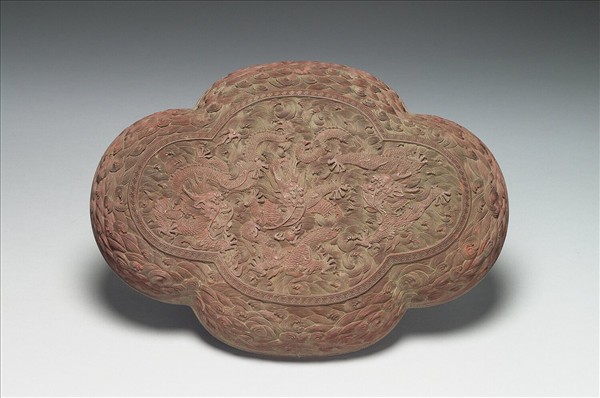 剔紅雲龍紋海棠式盒