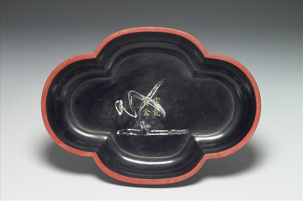 剔紅雲龍紋海棠式盒