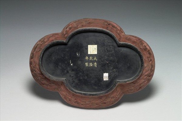 剔紅雲龍紋海棠式盒