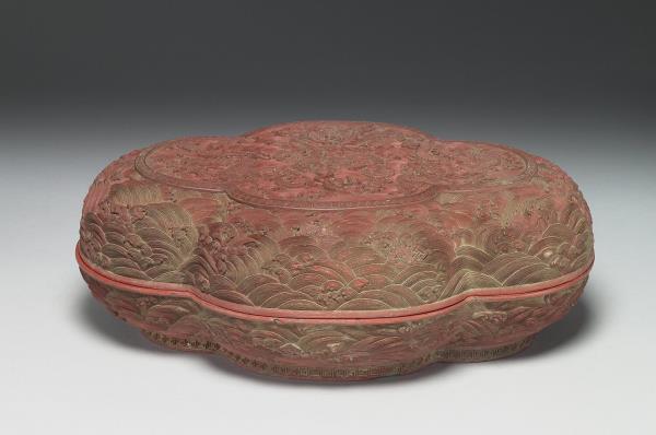 剔紅雲龍紋海棠式盒- 故宮