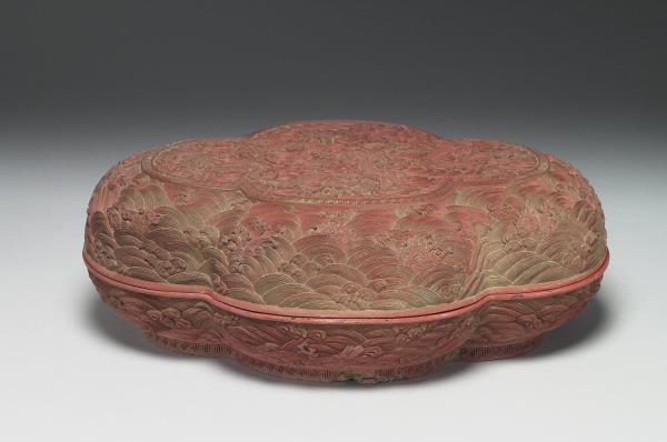 剔紅雲龍紋海棠式盒- 故宮