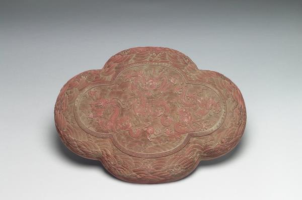 剔紅雲龍紋海棠式盒- 故宮