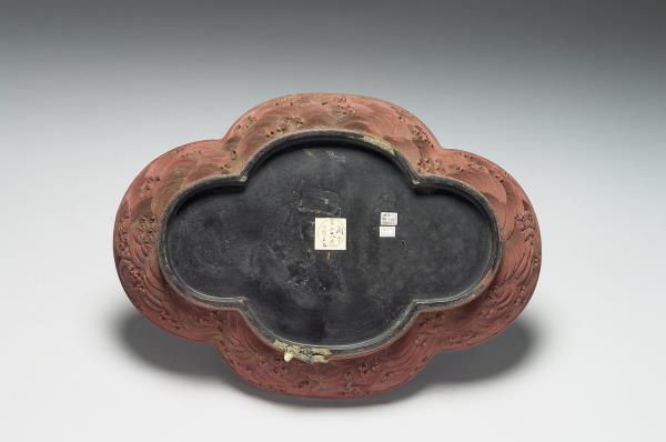 剔紅雲龍紋海棠式盒- 故宮