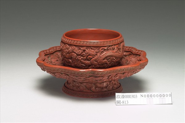 剔紅雲龍紋碗托