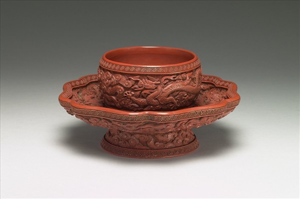 剔紅雲龍紋碗托