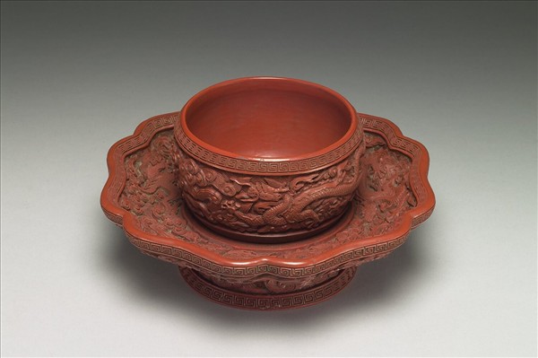 剔紅雲龍紋碗托