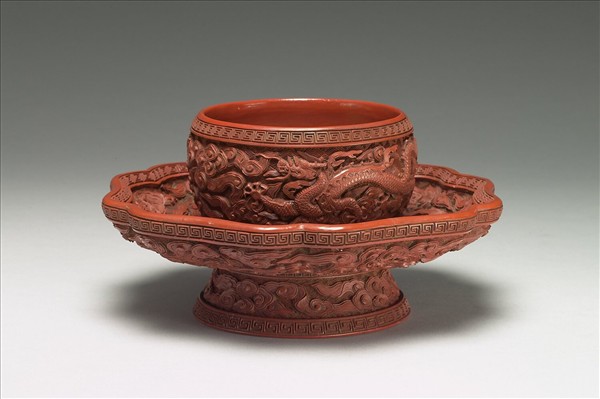 剔紅雲龍紋碗托