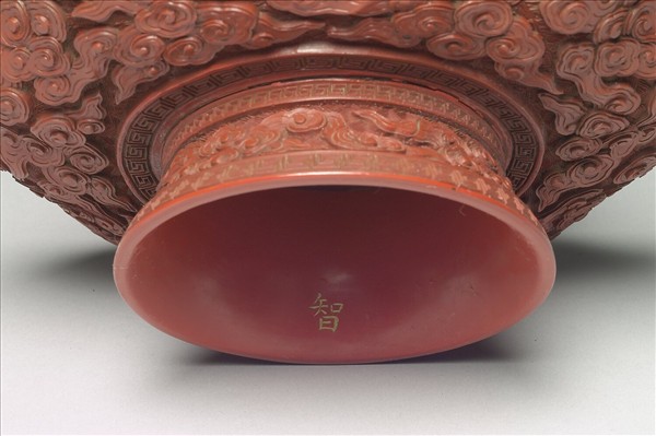 剔紅雲龍紋碗托