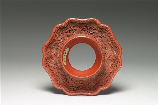 剔紅雲龍紋碗托