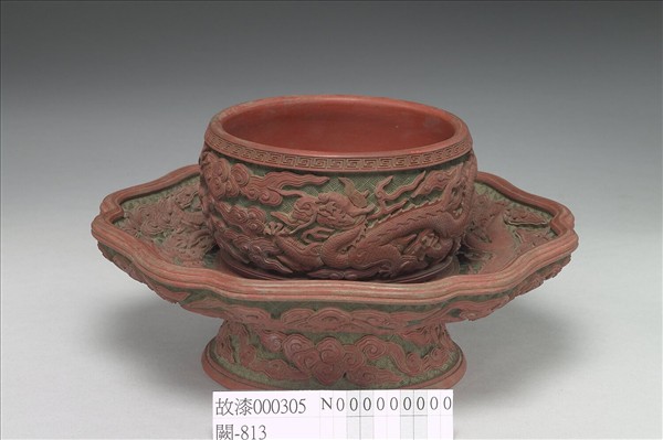 剔紅雲龍紋碗托