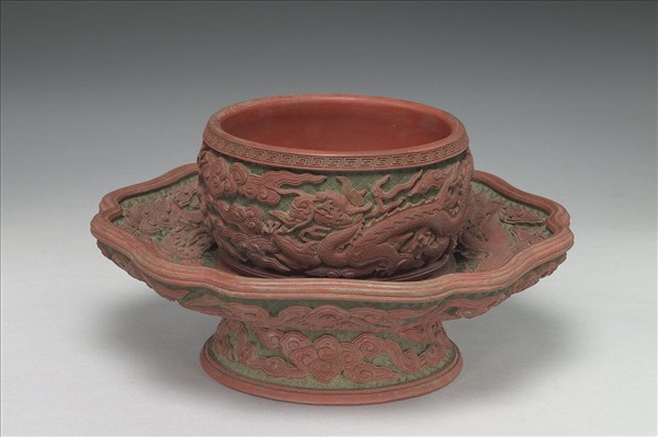 剔紅雲龍紋碗托