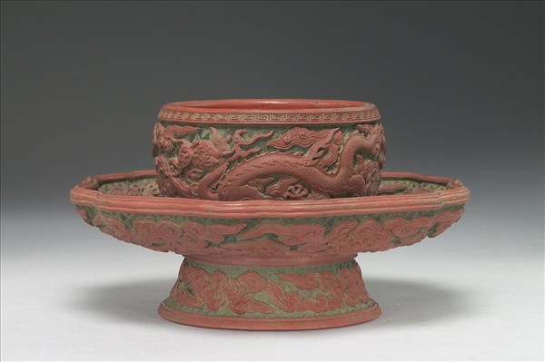 剔紅雲龍紋碗托