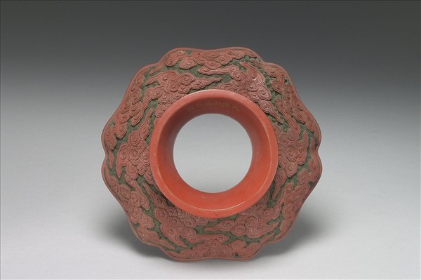 剔紅雲龍紋碗托