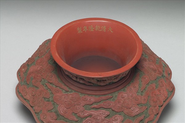 剔紅雲龍紋碗托