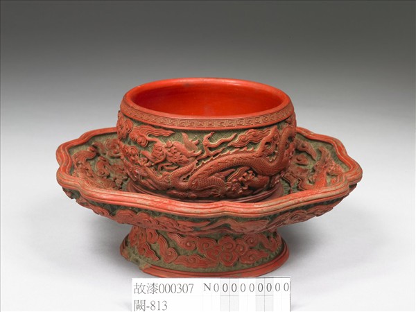 剔紅雲龍紋碗托