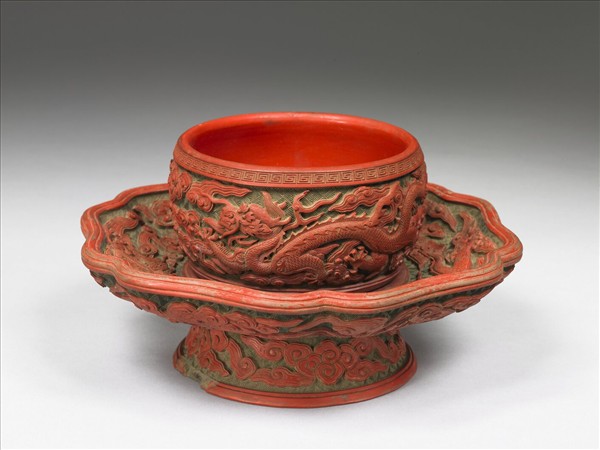 剔紅雲龍紋碗托