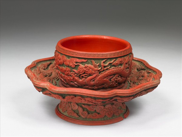 剔紅雲龍紋碗托