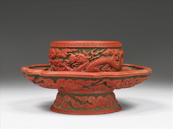 剔紅雲龍紋碗托