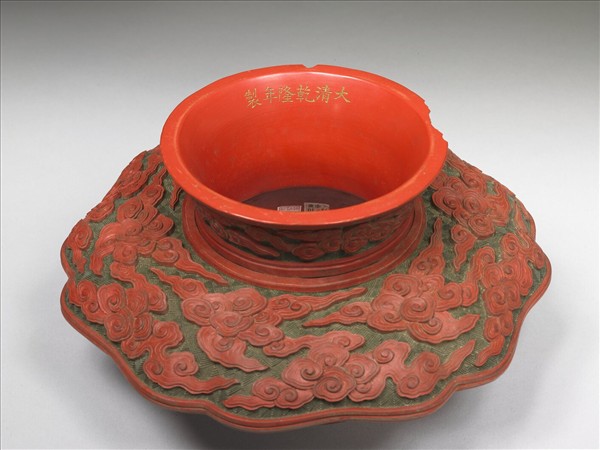 剔紅雲龍紋碗托