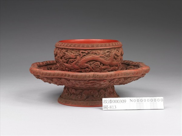 剔紅雲龍紋碗托