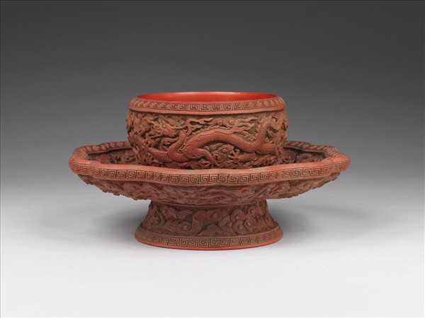 剔紅雲龍紋碗托