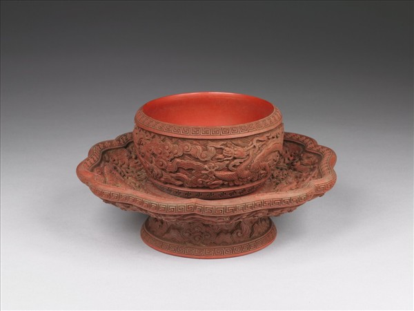 剔紅雲龍紋碗托