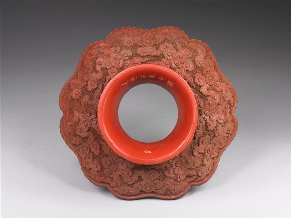 剔紅雲龍紋碗托