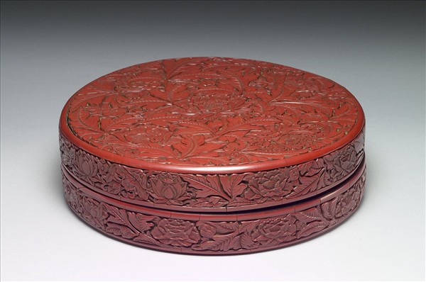 中国　剔紅　堆朱　雲龍文盤　輪花皿　飾皿　皿立付　M　9776 剔紅雲龍寶盒- 故宮