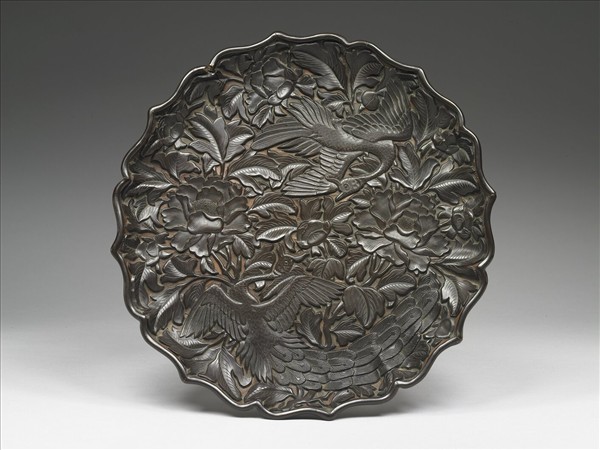 剔黑孔雀牡丹八瓣盤