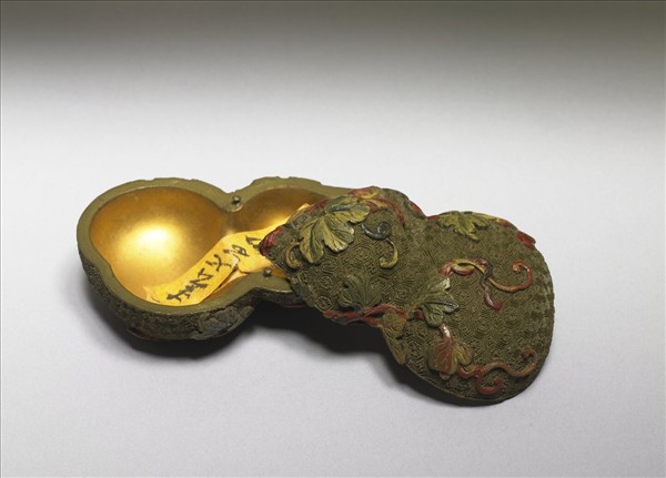 剔彩花卉紋盒