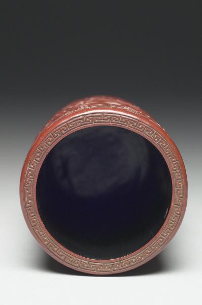 剔紅梅花水波紋筆筒