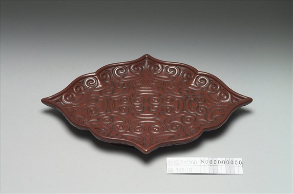 剔犀如意雲紋菱花式盤