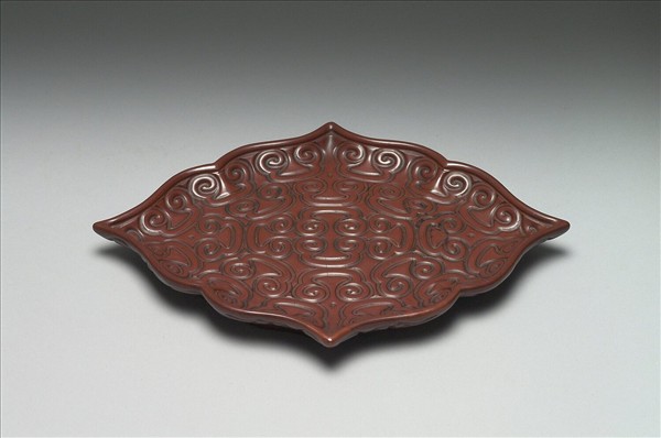 剔犀如意雲紋菱花式盤