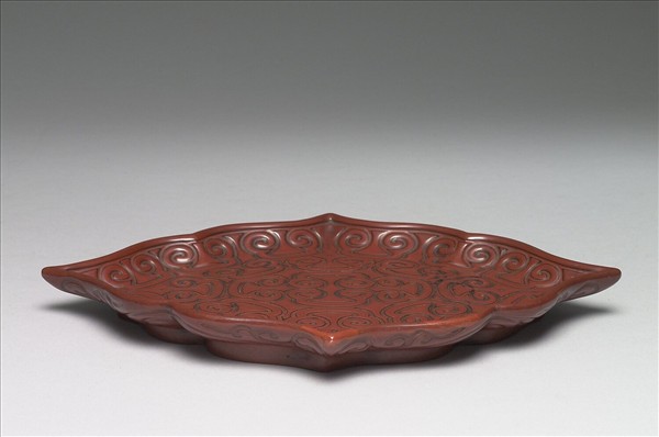 剔犀如意雲紋菱花式盤