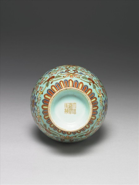 粉彩綠地描金番蓮紋雙耳瓶