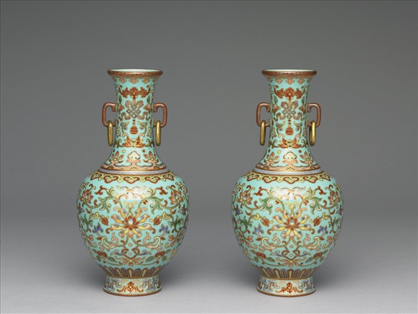 粉彩綠地描金番蓮紋雙耳瓶