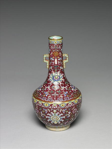 粉彩紅地番蓮紋雙耳瓶