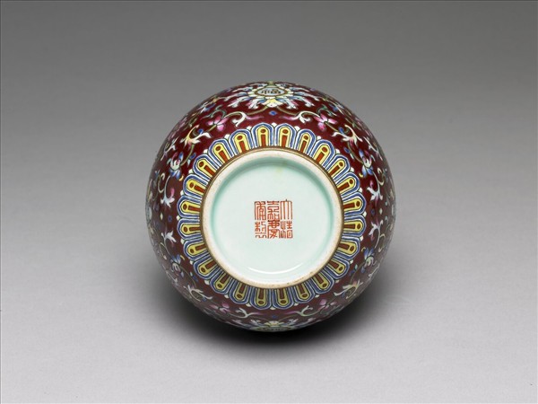 粉彩紅地番蓮紋雙耳瓶