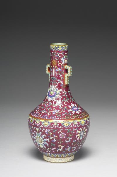 粉彩紅地番蓮紋雙耳瓶