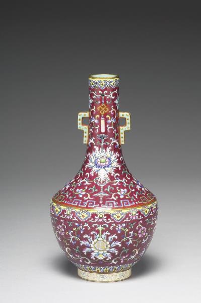 粉彩紅地番蓮紋雙耳瓶